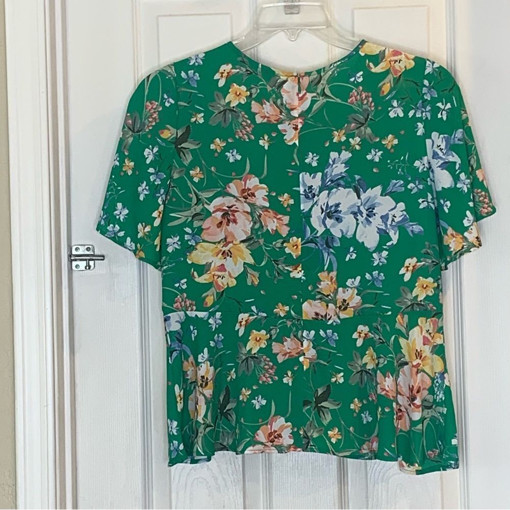 Loft Floral Peplum Top Round Neck Short Sleeves Green Women's Size 6 - Picture 13 of 13
